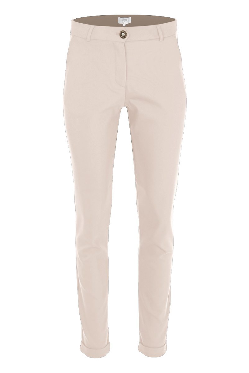 Chino Chloe is een prachtig stuk voor je garderobe. De broek is een 4-pocket model met steedzakken aan de voorzijde en faux paspelzakken op de achterzijde. De broek is te sluiten middels een rits en schuifsluiting waardoor de broek geniet van een schoon design. Chloe beschikt over een heerlijke lichte kwaliteit, de broek heeft een omslag onderaan de broekspijpen. Ze valt normaal op maat en is te verkrijgen in diverse designs uit de nieuwste collectie.