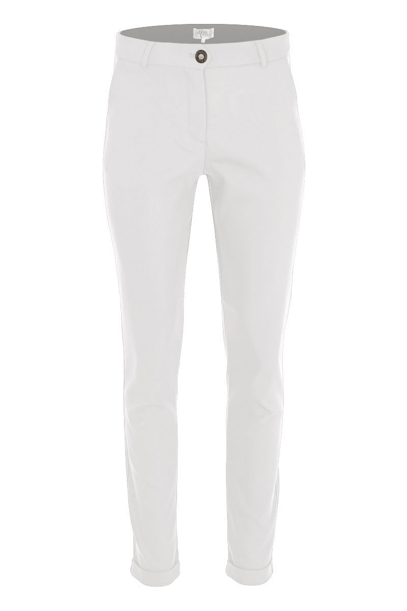 Chino Chloe is een prachtig stuk voor je garderobe. De broek is een 4-pocket model met steedzakken aan de voorzijde en faux paspelzakken op de achterzijde. De broek is te sluiten middels een rits en schuifsluiting waardoor de broek geniet van een schoon design. Chloe beschikt over een heerlijke lichte kwaliteit, de broek heeft een omslag onderaan de broekspijpen. Ze valt normaal op maat en is te verkrijgen in diverse designs uit de nieuwste collectie.