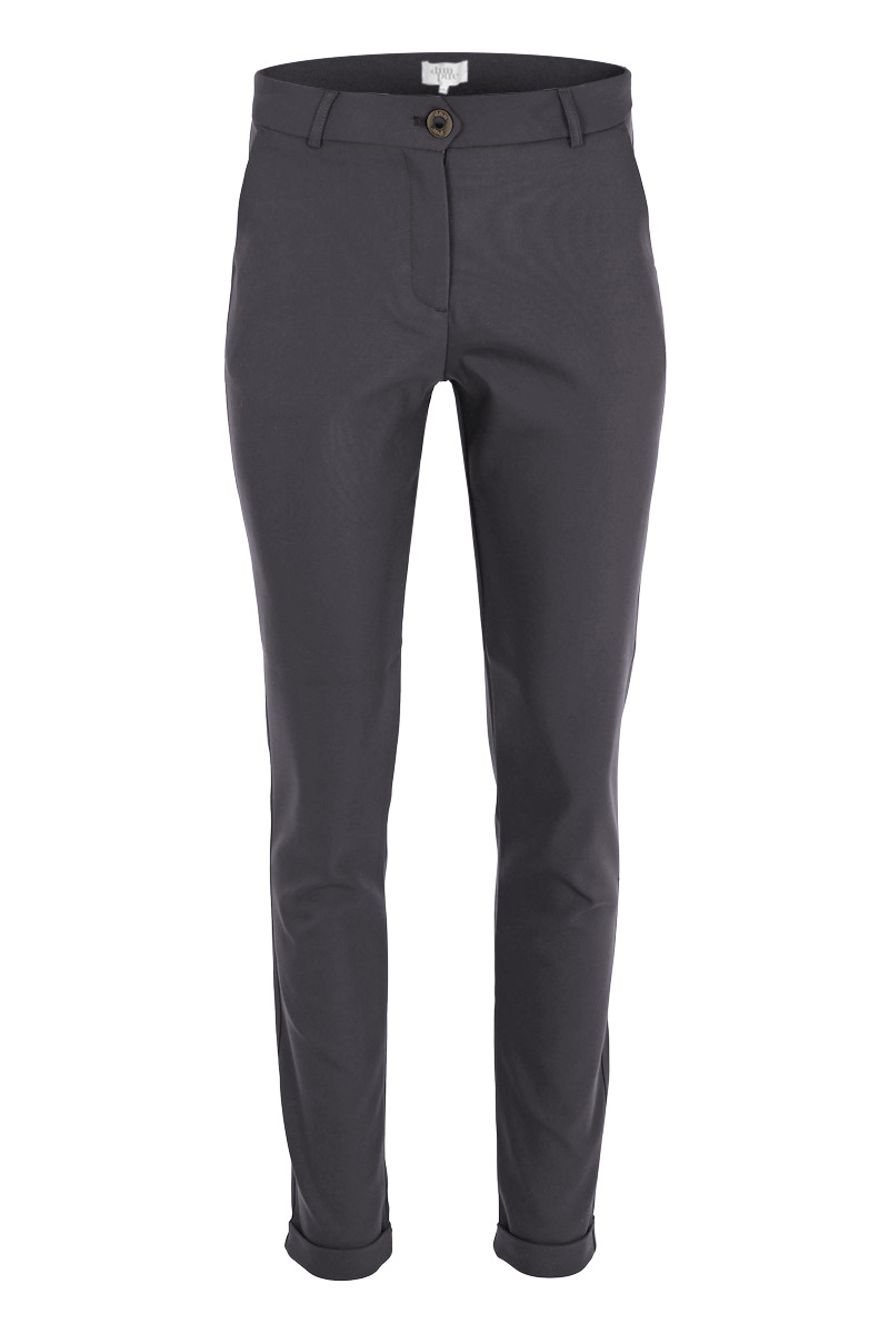 Chino Chloe is een prachtig stuk voor je garderobe. De broek is een 4-pocket model met steedzakken aan de voorzijde en faux paspelzakken op de achterzijde. De broek is te sluiten middels een rits en schuifsluiting waardoor de broek geniet van een schoon design. Chloe beschikt over een heerlijke lichte kwaliteit, de broek heeft een omslag onderaan de broekspijpen. Ze valt normaal op maat en is te verkrijgen in diverse designs uit de nieuwste collectie.