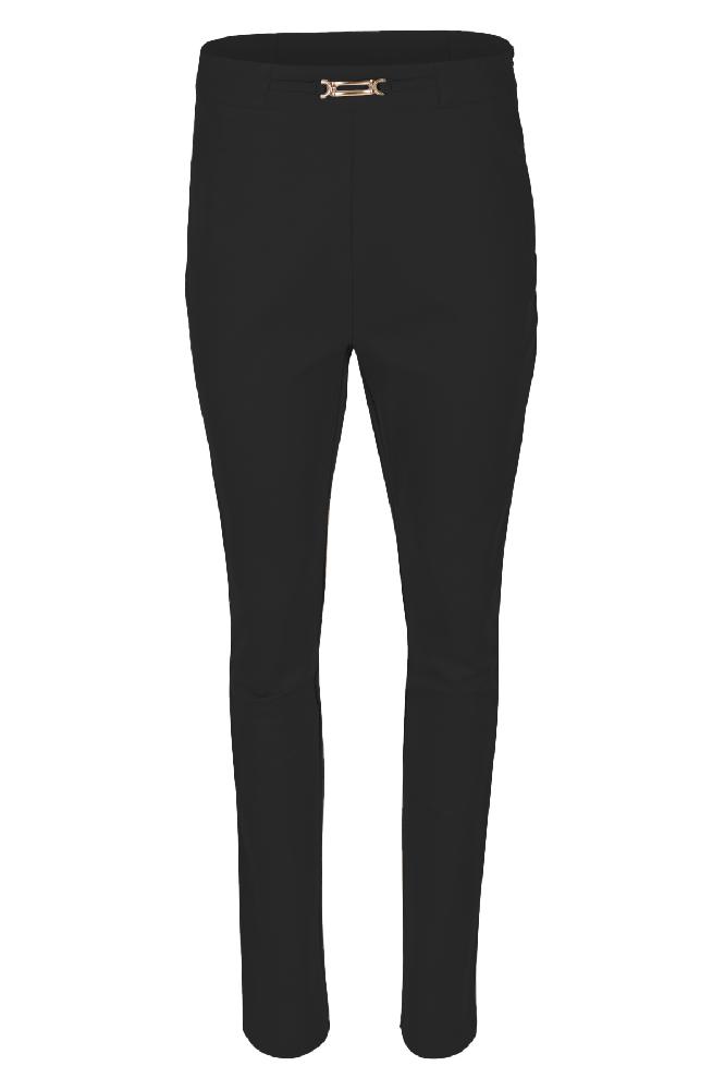 Til je stijl naar een hoger niveau met deze Lara legging broek, voorzien van een verfijnd gesp detail op de tailleband. Deze legging combineert comfort en mode moeiteloos, met een nauwsluitende pasvorm die je figuur flatteert. Het stijlvolle gesp detail voegt een vleugje elegantie toe, waardoor deze legging perfect is voor zowel casual als geklede looks. Draag het met een eenvoudige top voor een relaxte outfit of met een chique blouse voor een avondje uit.