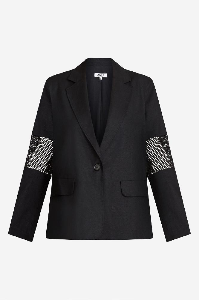 Blazer Jillyn heeft dezelfde fijne pasvorm als blazer Tora. Deze blazer is gemaakt van een luchtige linnen/viscose mix en daardoor ideaal voor de zomer. Blazer Jillyn is uniek door het opengewerkte detail op de mouwen. Combineer blazer Jillyn met gilet Adore en broek Jayla en creëer een prachtig pak.