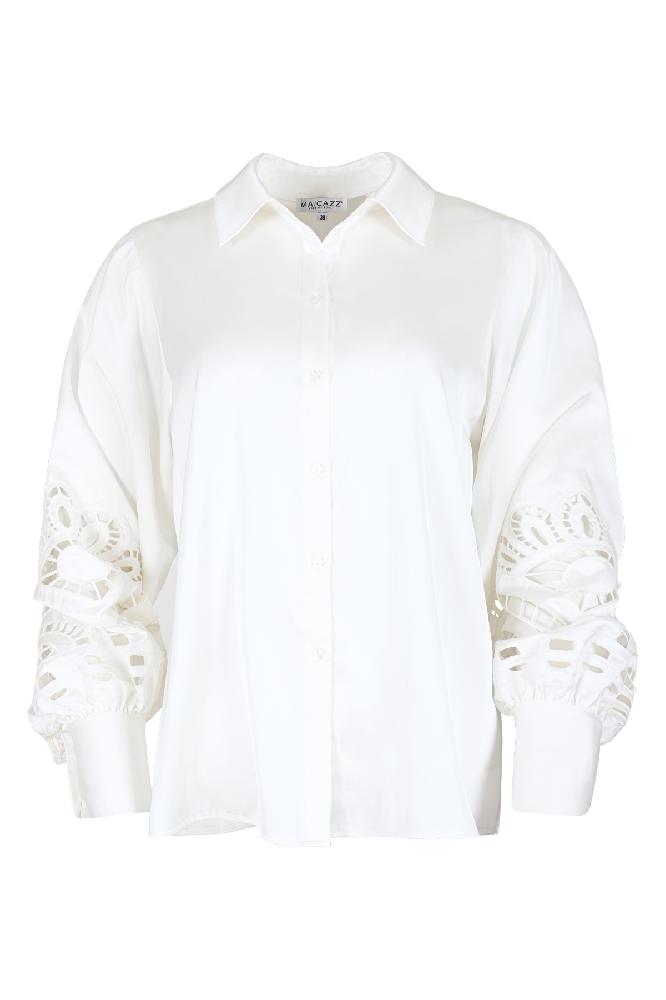 De Lilo blouse, met prachtige broderie mouwen, straalt tijdloze charme uit. Deze blouse voegt een vleugje verfijning toe aan elke look.