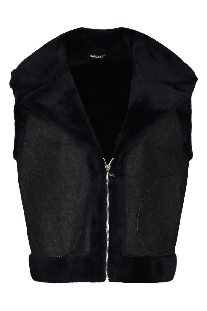 Ontdek onze modieuze Lali gilet, waarin luxe bont en stoere denimstof samenkomen voor een unieke stijl. Dit veelzijdige kledingstuk biedt een harmonieuze mix van elegantie en casual flair, perfect voor het creëren van een geraffineerde look.