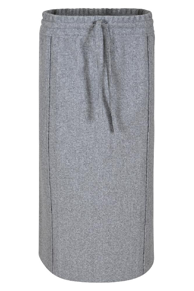 De Lantri rok is een veelzijdige toevoeging aan elke garderobe. Met zijn elastische tailleband en split aan de achterkant combineert deze rok comfort met stijl. De twee naden op de voorkant voegen een subtiele touch van detail toe. Perfect om te combineren met het stoere Lia jack voor een edgy look.
100% Polyester