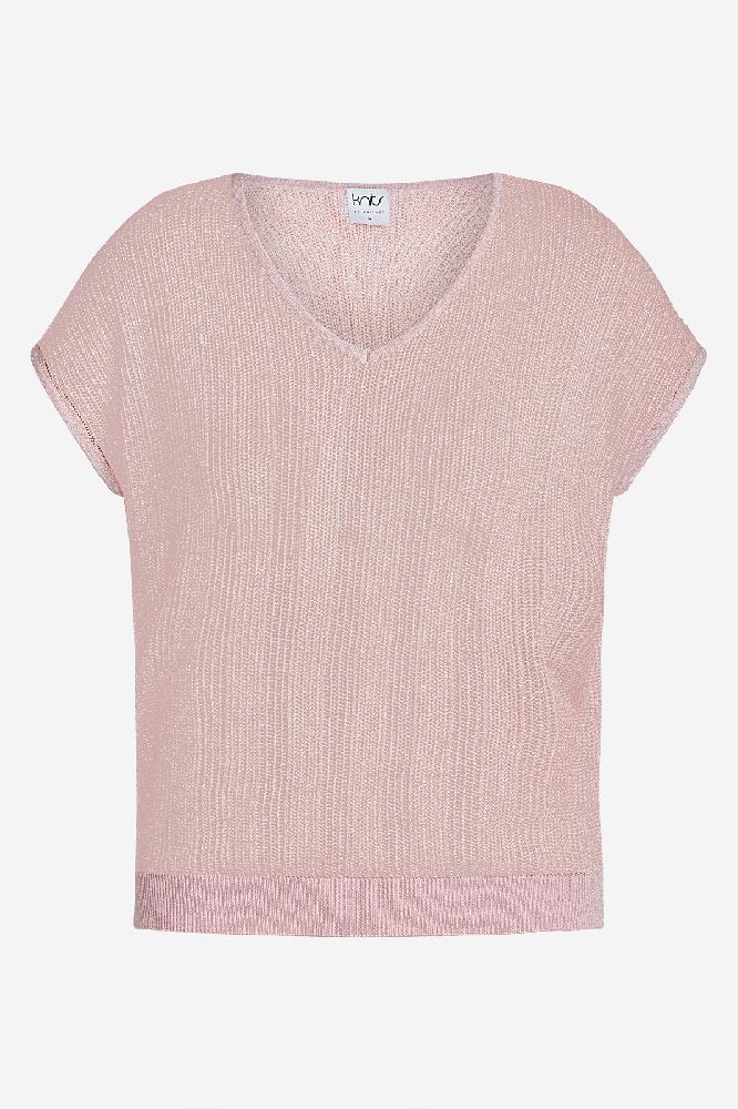 De Jody top is een elegant fijngebreid truitje met een V-hals. Het subtiele lurex draadje geeft een vleugje glitter aan de top.