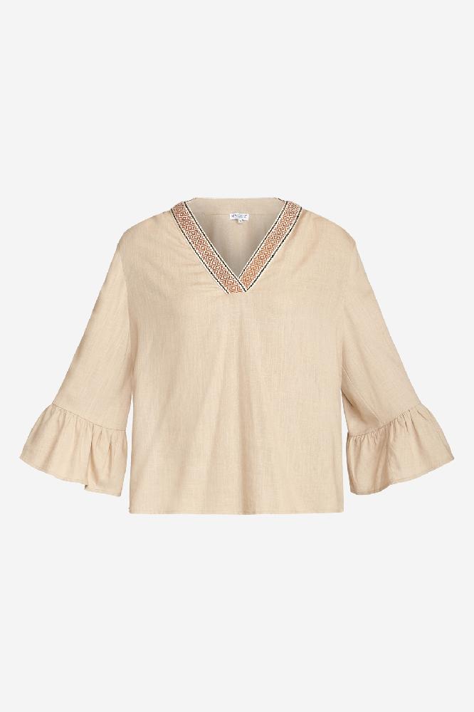 Blouse Jessica is een linnen zomer top met een V-hals die afgewerkt is met een prachtige sierband. Deze sierband is ook terug te vinden op de mouwen die ook nog zijn afgewerkt met een klein trompetmouwtje.