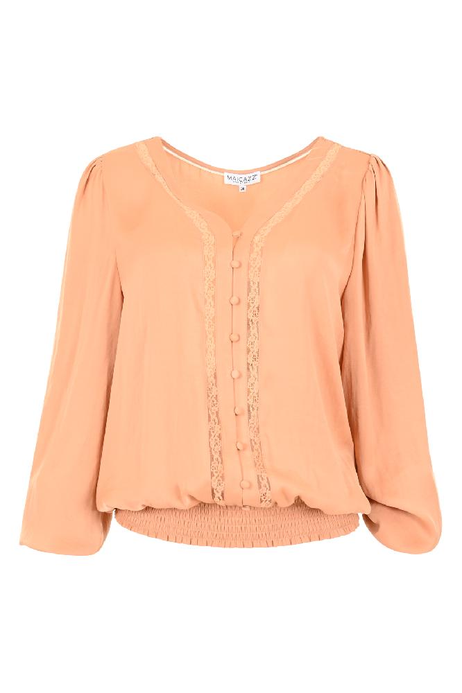 Ontdek onze stijlvolle Kriss blouse, een perfecte mix van elegantie en moderniteit. De blouse heeft een flatterende V-hals en een verfijnde 9-knoopssluiting. De kantverwerking op de lange pofmouwen voegt een vleugje romantiek en verfijning toe. De elastische zoomboord zorgt voor een comfortabele pasvorm en een moderne look waardoor je je zelfverzekerdheid kan laten stralen!