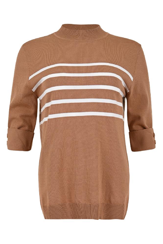 Ontdek de trendy Krady trui, met een verfijnd streeppatroon voor een speelse en eigentijdse uitstraling. De trui is voorzien van een rib gebreide turtle neck en zoomboord, wat zorgt voor een comfortabele pasvorm en een klassieke look. Met zijn korte mouwen, die tot iets boven de elleboog reiken, is deze trui perfect voor de overgang seizoenen.