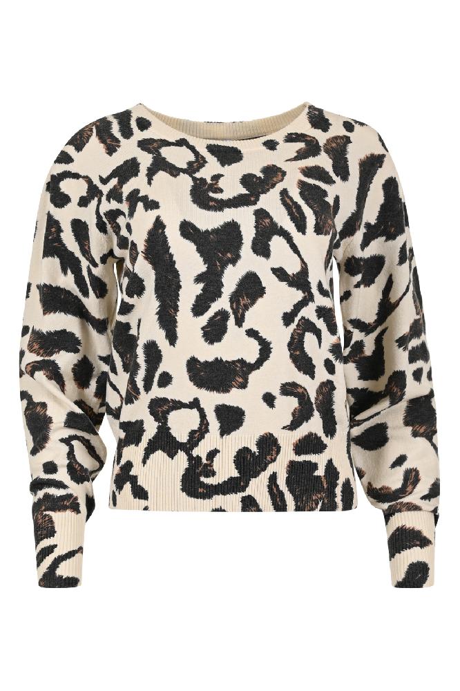 Ontdek onze stijlvolle fijngebreide Krace trui met de Animal print. Deze trui heeft een klassieke ronde hals en wijde mouwen. De rib gebreide manchetten en zoomboord zorgen voor een comfortabele en nauwsluitende pasvorm.