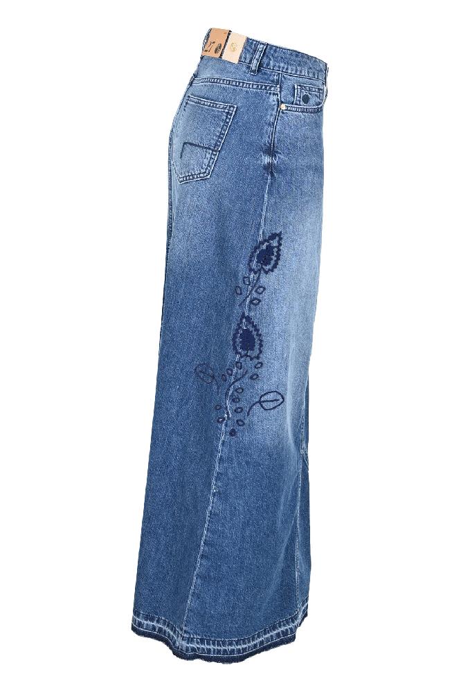 Verrijk je denimcollectie met deze prachtige 5-pocket lange Elvis rok. Met aandacht voor detail vervaardigd, beschikt deze rok over een elegante split aan het achterpand voor extra allure en bewegingsvrijheid. Het zijpaneel is verfraaid met ingewikkeld borduurwerk, wat een vleugje kunstzinnigheid en persoonlijkheid aan het kledingstuk toevoegt. Of je nu door de straten van de stad loopt of een informele bijeenkomst bijwoont, deze rok combineert moeiteloos stijl en veelzijdigheid.