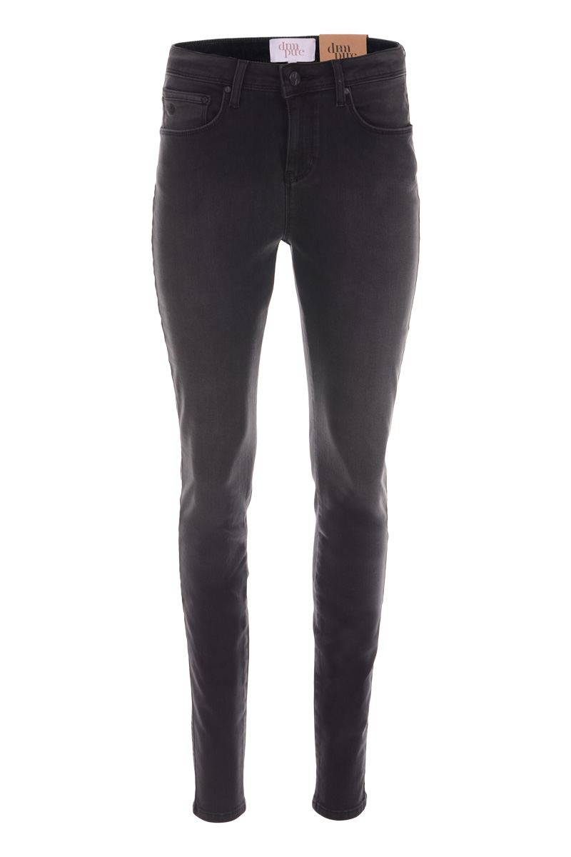 Mid-rise skinny fitted jeans L/32. Onze skinny fits hebben een bredere tailleband om net dat ene vervelende randje weg te stoppen en jouw lichaam nog beter te laten uitkomen. Russel is een skinny broek met een binnenbeen lengte van 32.