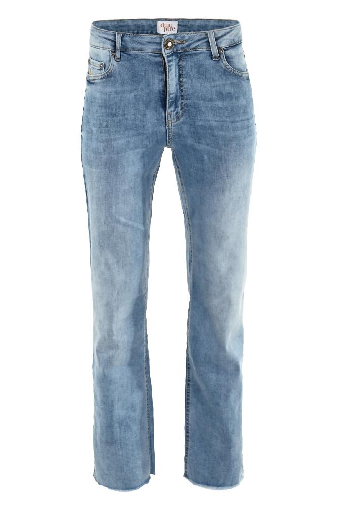 High-rise straight fitted jeans. Hoogte tot op de navel, maakt het de pasvorm helemaal ideaal voor een recht model. 5 Pocket jeans Holden volgt perfect de vrouwelijke vormen. De broek heeft een lifted back pocket en is beschikbaar in de lengte 27.

<ul>
	<li>Model Holden</li>
	<li>Fit: Straight</li>
	<li>Front-rise: Raised-mid</li>
	<li>Back-pocket: Lifted</li>
	<li>Pocket: 5 pocket</li>
</ul>