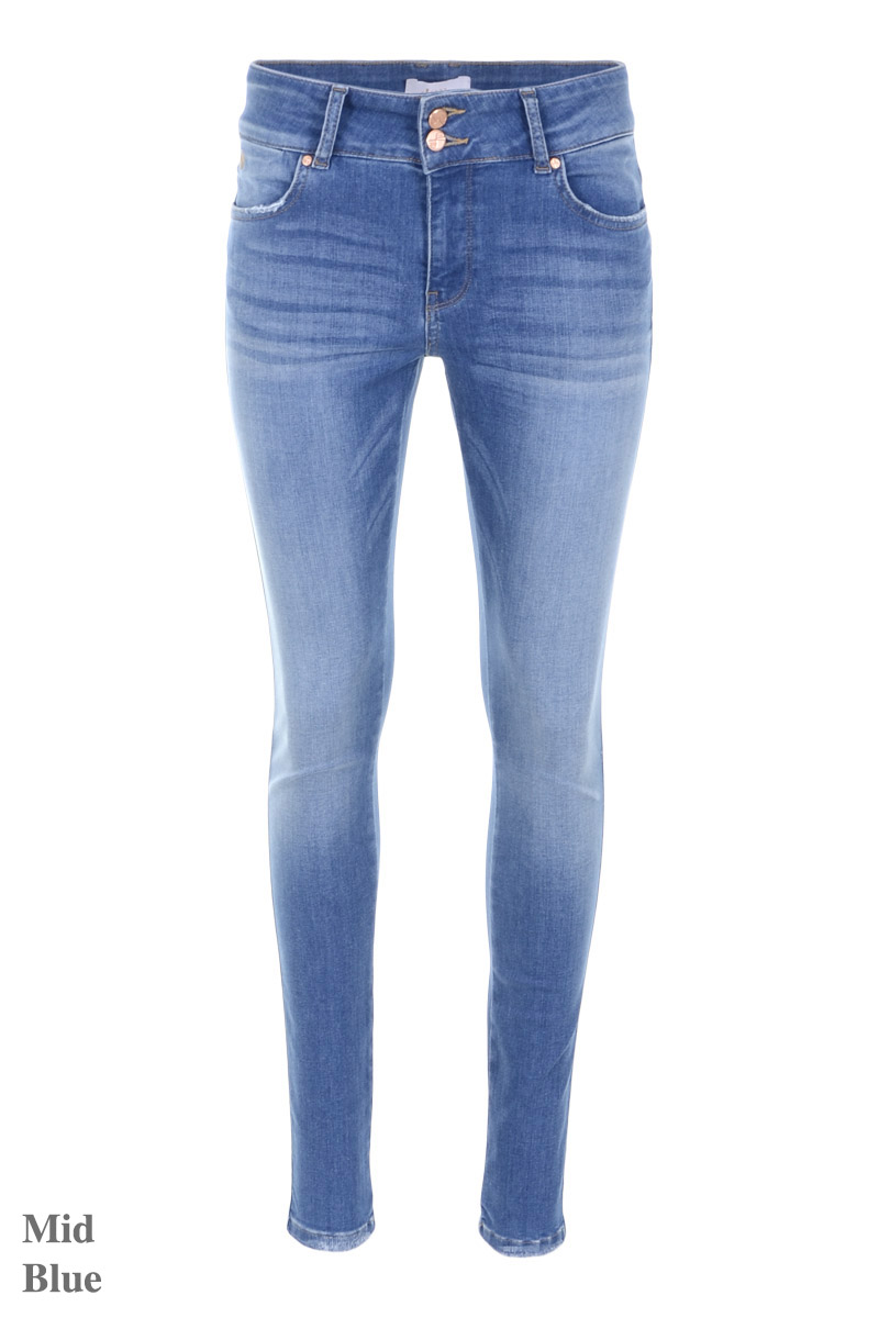 Mid-rise skinny fitted jeans L/32. Onze skinny fits hebben een bredere tailleband om net dat ene vervelende randje weg te stoppen en jouw lichaam nog beter te laten uitkomen.

Russel is een skinny broek met  een binnenbeen lengte van 32.